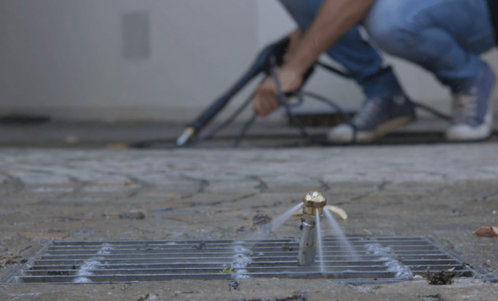UNCLOGGING PIPES AND MANHOLES WITH A PRESSURE WASHER