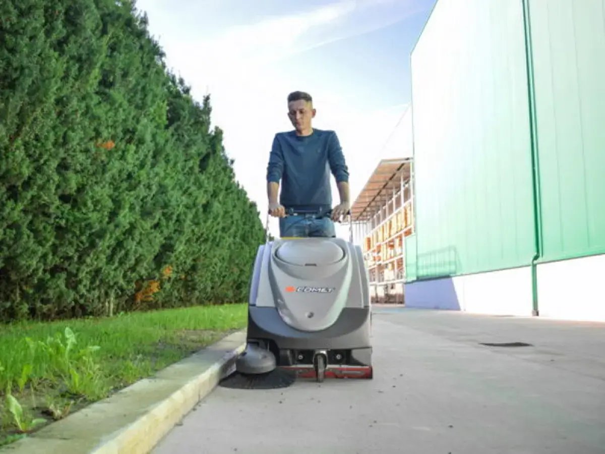 Spazzatrice Comet Court - spazi esterni