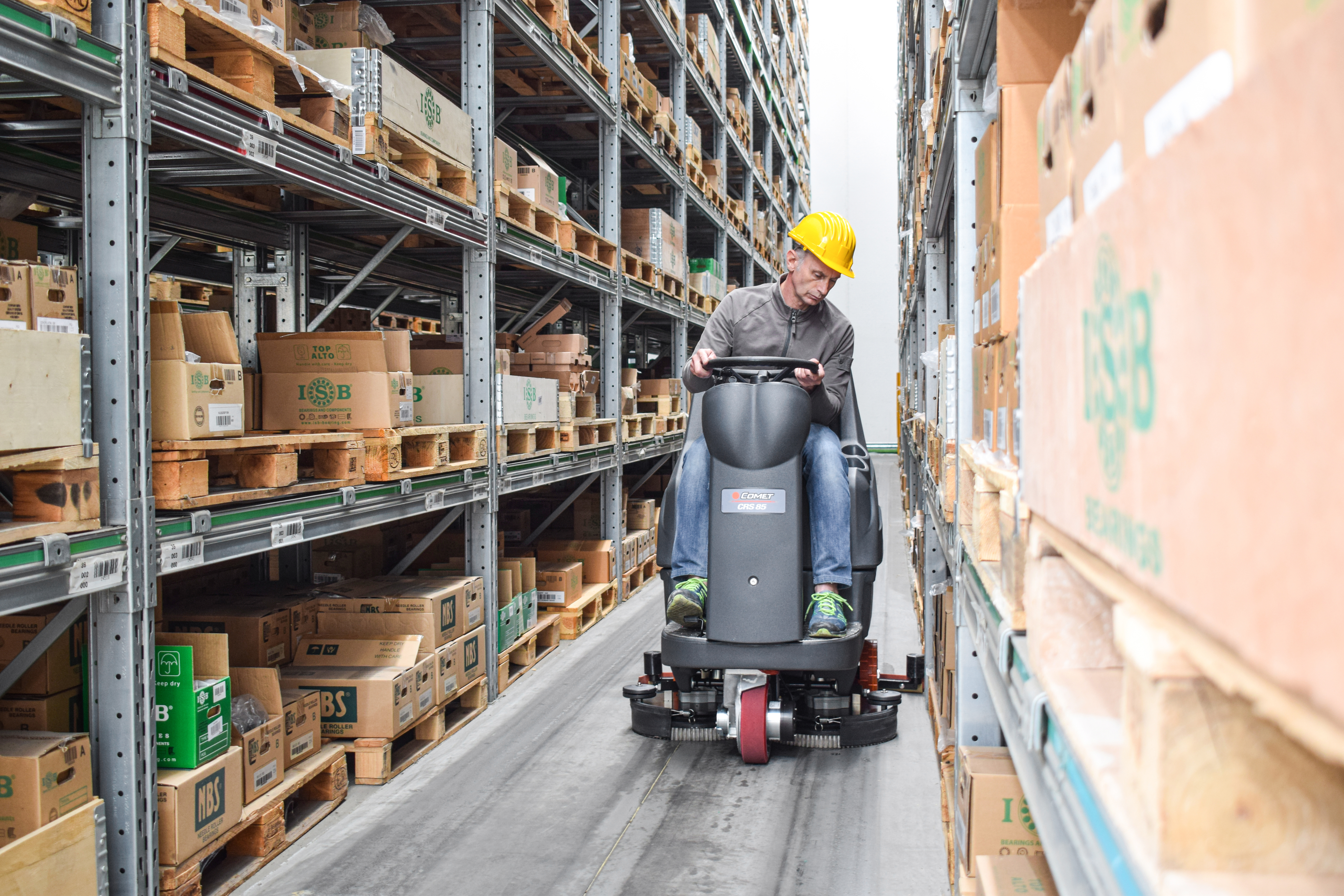 Vacuum cleaner, sweeper or floor scrubber dryer? The guide for choosing a machine for floor care in the warehouse